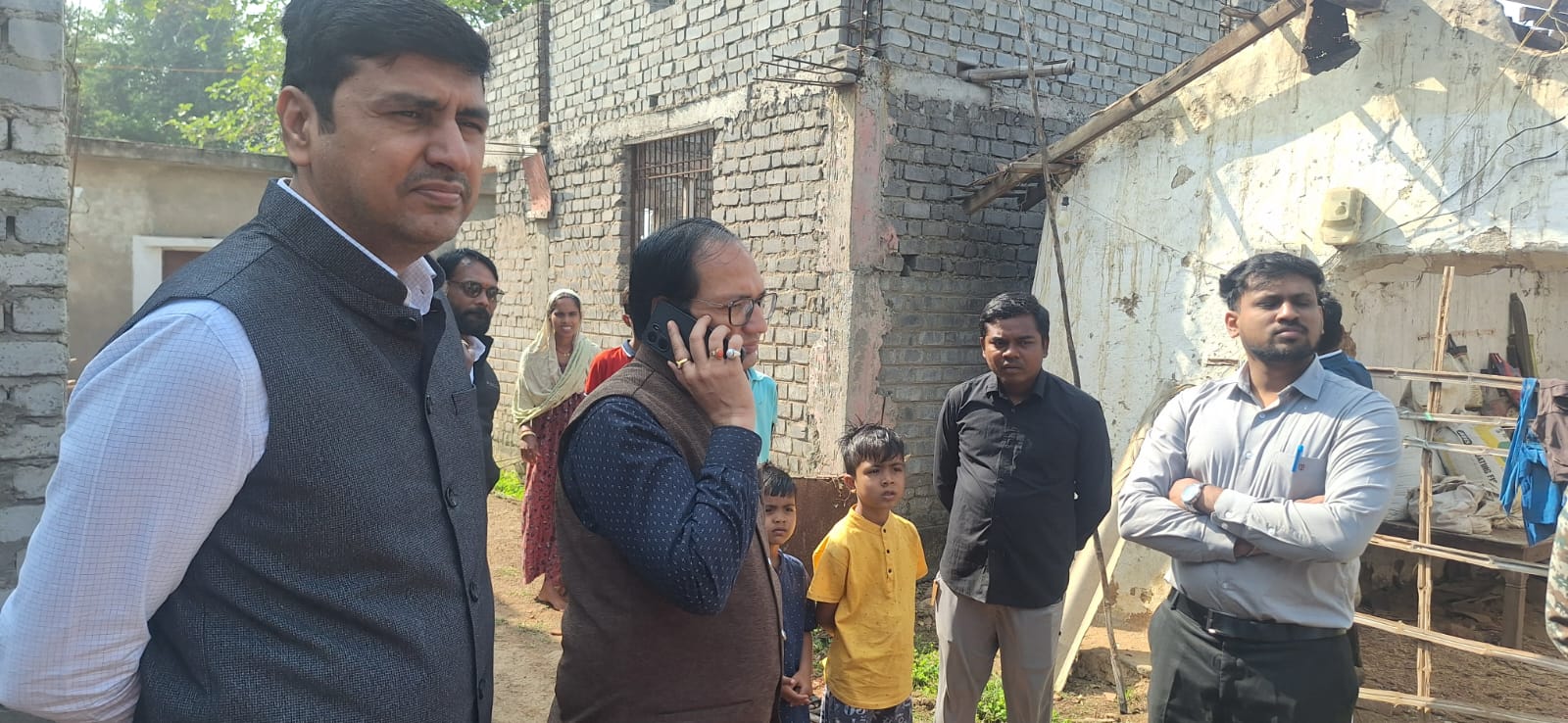 कलेक्टर पहुंचे सुशासन शिविर में, लोगों की समस्याओं का किया समाधान कलेक्टर पहुंचे सुशासन शिविर में, लोगों की समस्याओं का किया समाधान