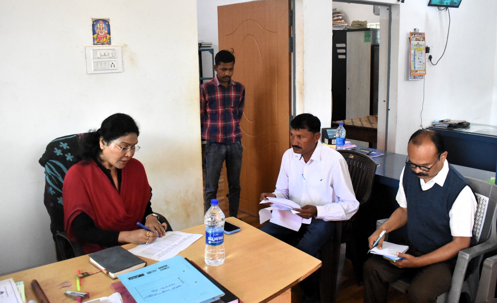 कलेक्टर ने विभिन्न धान खरीदी केन्द्रों का निरीक्षण कर व्यवस्थाओं का किया गहन पड़ताल कलेक्टर ने विभिन्न धान खरीदी केन्द्रों का निरीक्षण कर व्यवस्थाओं का किया गहन पड़ताल