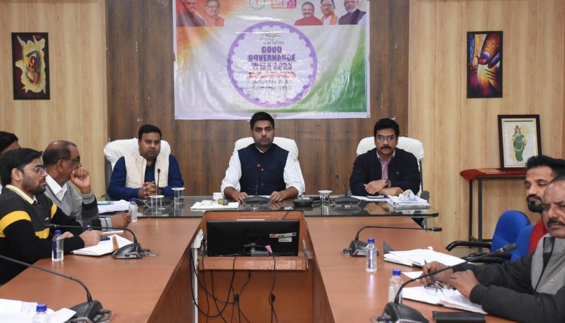 निर्भीक होकर कोचियों एवं बिचौलियों पर करें कार्रवाई : कलेक्टर निर्भीक होकर कोचियों एवं बिचौलियों पर करें कार्रवाई : कलेक्टर