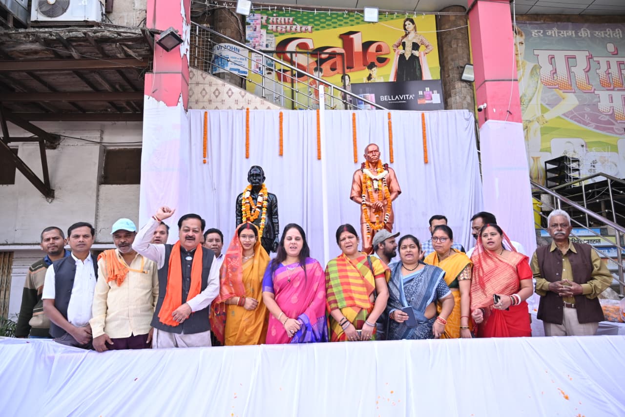 स्वतंत्रता संग्राम सेनानी ठाकुर प्यारेलाल सिंह का जयन्ती पर महापौर मीनल चौबे ने प्रतिमा स्थल पर किया सादर नमन स्वतंत्रता संग्राम सेनानी ठाकुर प्यारेलाल सिंह का जयन्ती पर महापौर मीनल चौबे ने प्रतिमा स्थल पर किया सादर नमन