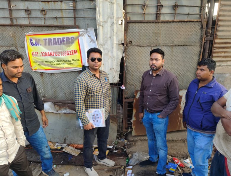 नगर निगम ने विधानसभा मार्ग में कब्जा कर गंदगी फैलाने की शिकायत पर कबाड़ी दुकान को किया सीलबंद नगर निगम ने विधानसभा मार्ग में कब्जा कर गंदगी फैलाने की शिकायत पर कबाड़ी दुकान को किया सीलबंद