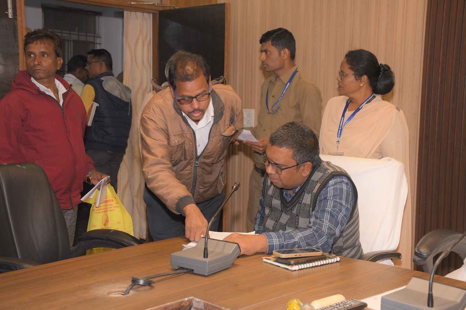 कलेक्टर जनदर्शन में सुनी गई आम लोगों की समस्याएं कलेक्टर जनदर्शन में सुनी गई आम लोगों की समस्याएं