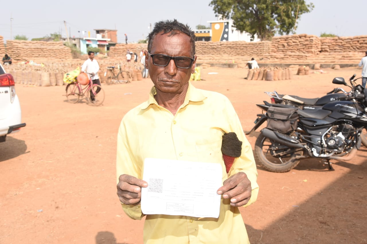 धान बिक्री से किसान श्री कामता प्रसाद सोनकर चुकाएंगे कृषि ऋण धान बिक्री से किसान श्री कामता प्रसाद सोनकर चुकाएंगे कृषि ऋण