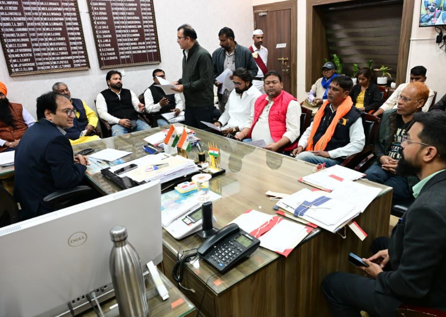 कलेक्टर संजय अग्रवाल ने ली राजनीतिक दलों बैठक कलेक्टर संजय अग्रवाल ने ली राजनीतिक दलों बैठक