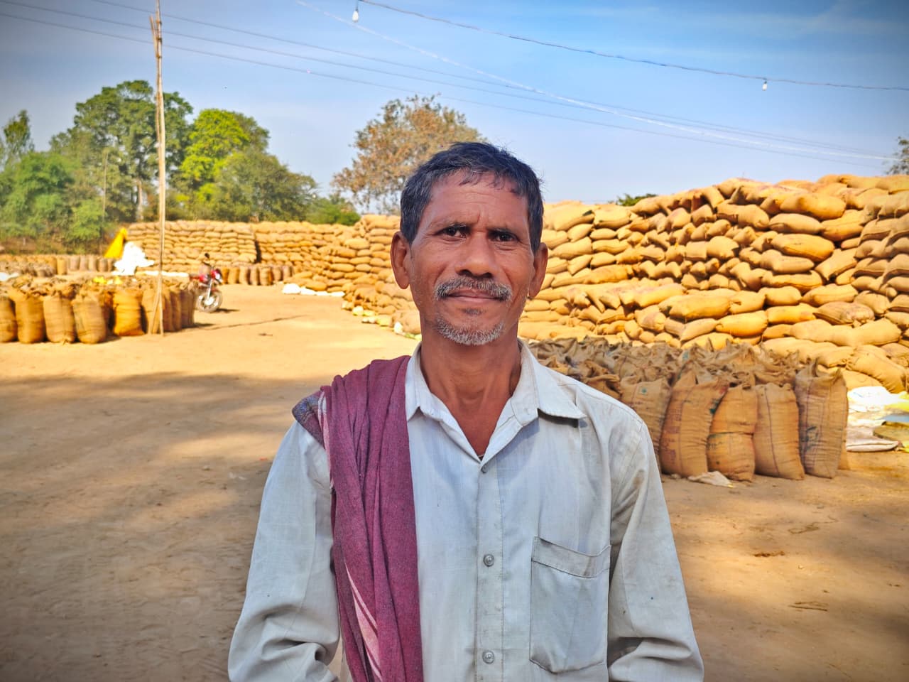 धान विक्रय में हुई सुगमता से प्रसन्नचित है किसान श्रवण कुमार निषाद धान विक्रय में हुई सुगमता से प्रसन्नचित है किसान श्रवण कुमार निषाद