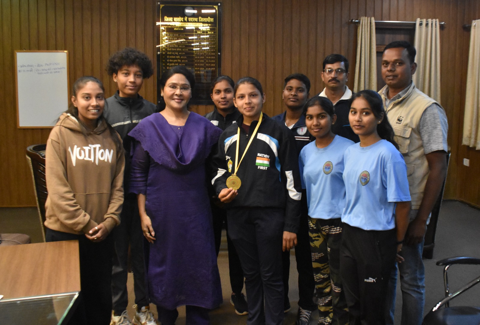 कलेक्टर ने राष्ट्रीय बाक्सिंग प्रतियोगिता हेतु चयनित छात्रा कुमारी दिपाली एवं बाक्सिंग खिलाड़ियों से की मुलाकात कलेक्टर ने राष्ट्रीय बाक्सिंग प्रतियोगिता हेतु चयनित छात्रा कुमारी दिपाली एवं बाक्सिंग खिलाड़ियों से की मुलाकात