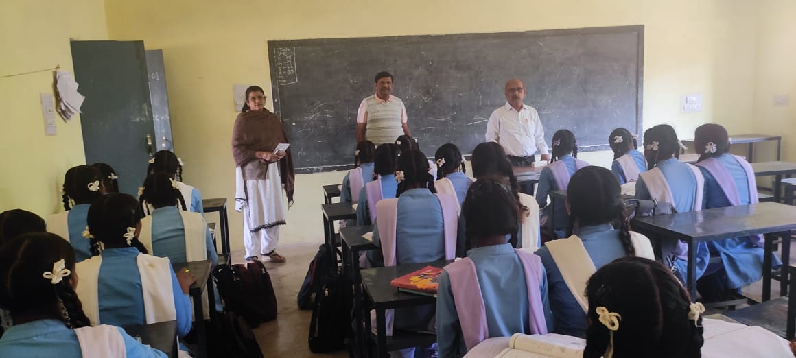 जिला शिक्षा अधिकारी द्वारा शालाओं का आकस्मिक निरीक्षण जिला शिक्षा अधिकारी द्वारा शालाओं का आकस्मिक निरीक्षण