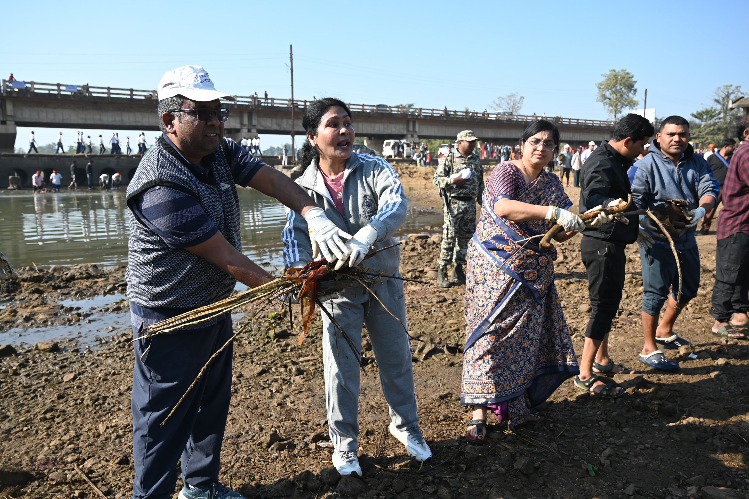 जीवन दायिनी तांदुला नदी की साफ-सफाई की पुनीत कार्य में सक्रिय सहभागिता सुनिश्चित करने उमड़ा भीड़ जीवन दायिनी तांदुला नदी की साफ-सफाई की पुनीत कार्य में सक्रिय सहभागिता सुनिश्चित करने उमड़ा भीड़