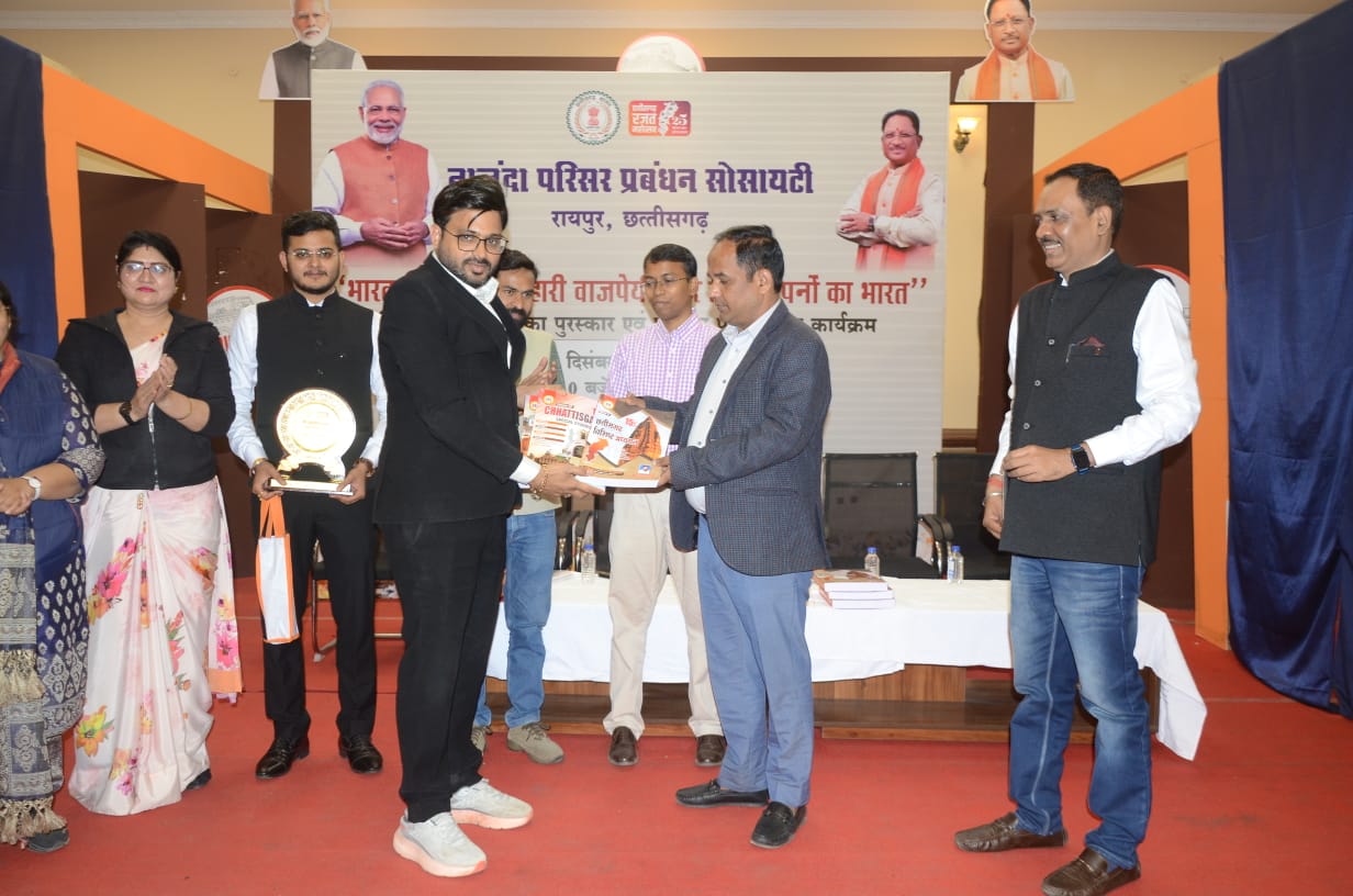 स्मृति पुस्तकालय योजना से शिक्षा को मिला नया संबल : हरीराम पटेल ने दान की पुस्तकें स्मृति पुस्तकालय योजना से शिक्षा को मिला नया संबल : हरीराम पटेल ने दान की पुस्तकें