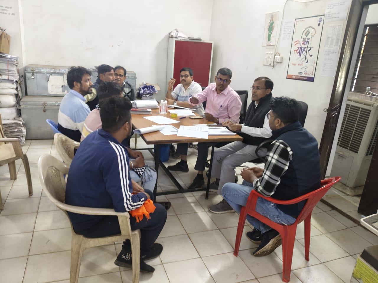 दावा - आपत्ति की प्रगति की जानकारी राजनीतिक दलों को बैठक लेकर दी गई दावा - आपत्ति की प्रगति की जानकारी राजनीतिक दलों को बैठक लेकर दी गई