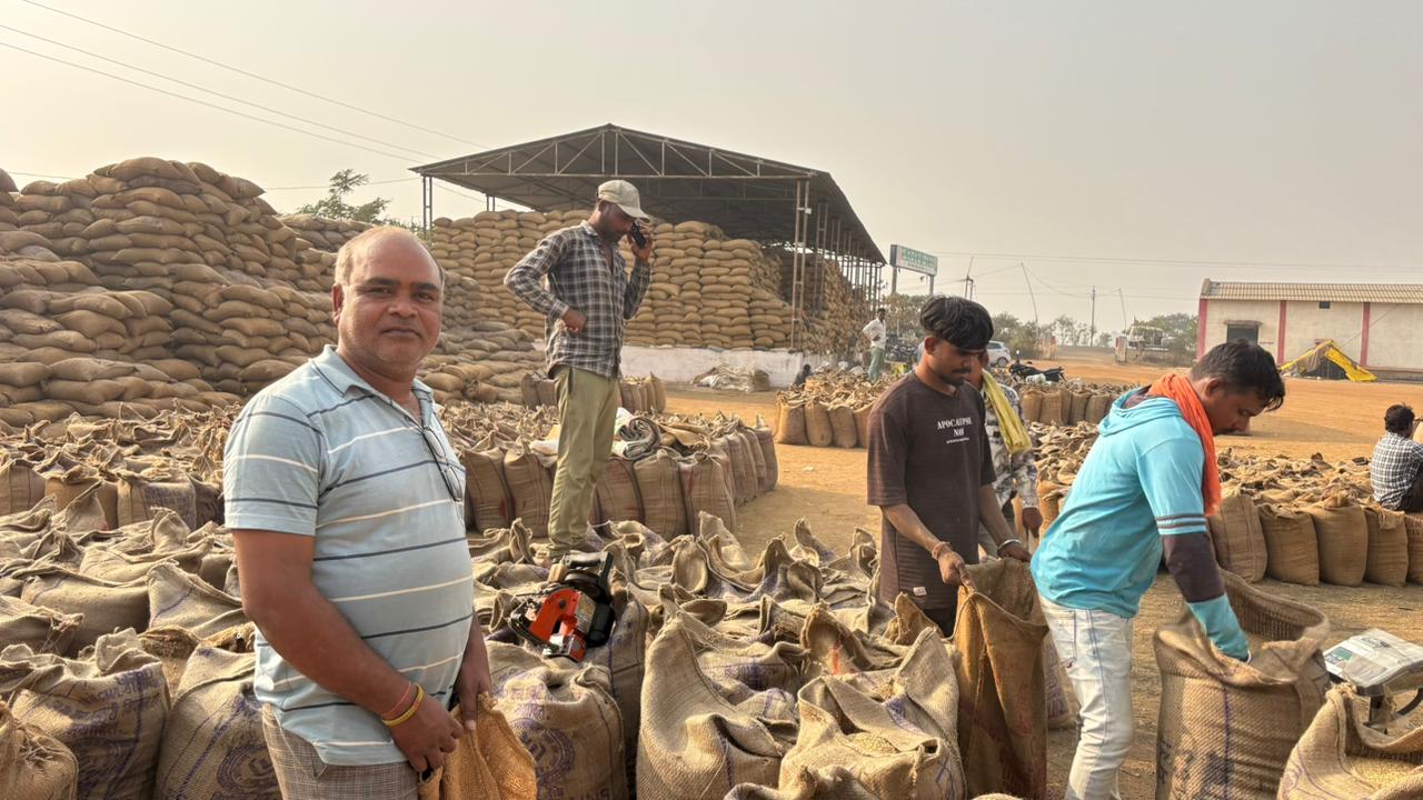 समर्थन मूल्य में वृद्धि से किसान संतोष ठाकुर बने आर्थिक रूप से सशक्त, बदला सामाजिक जीवन समर्थन मूल्य में वृद्धि से किसान संतोष ठाकुर बने आर्थिक रूप से सशक्त, बदला सामाजिक जीवन