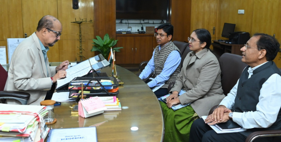 राज्यपाल श्री डेका ने गोद ग्रामों में आजीविका कार्यो को गति देने के दिए निर्देश राज्यपाल श्री डेका ने गोद ग्रामों में आजीविका कार्यो को गति देने के दिए निर्देश