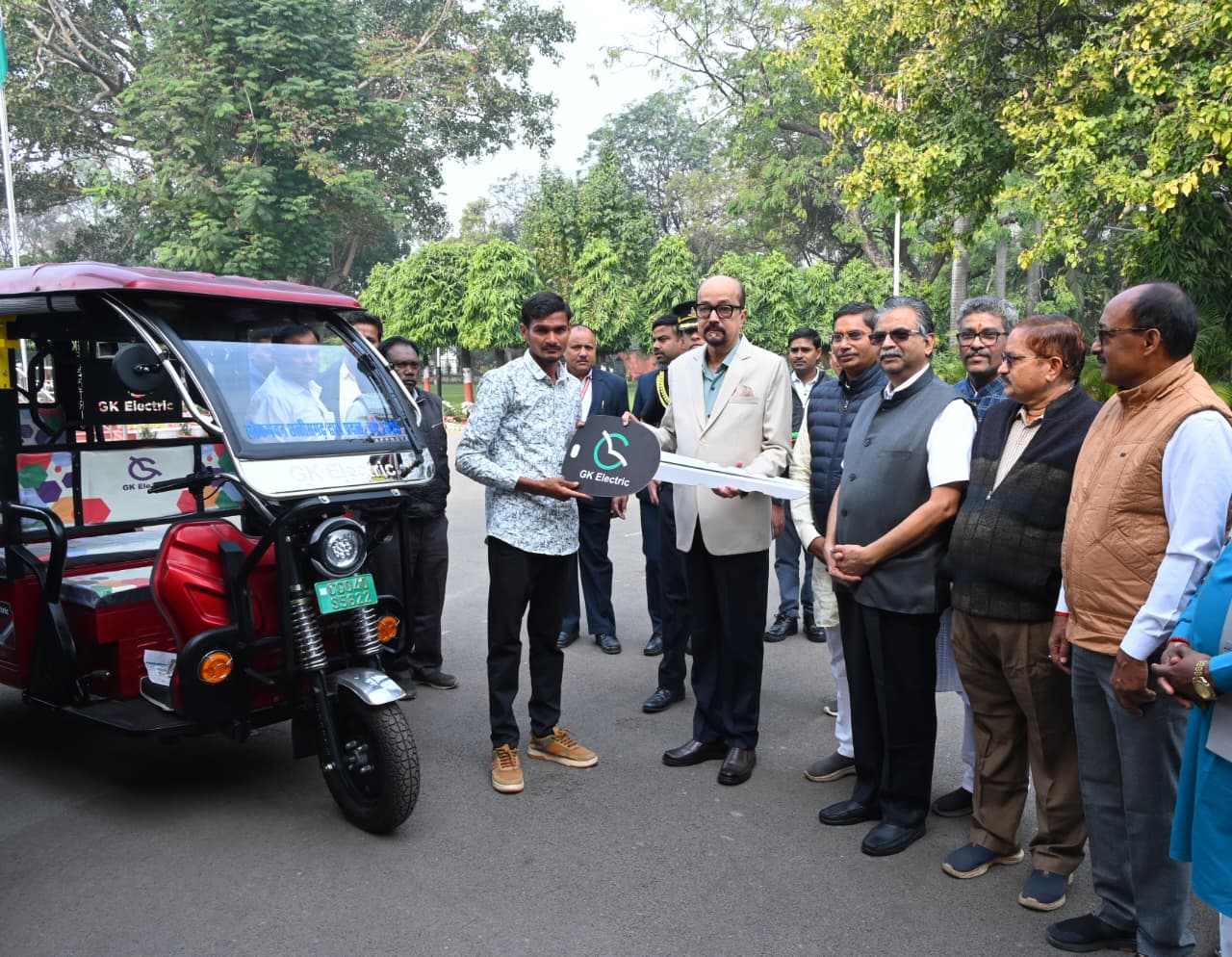 राज्यपाल श्री डेका ने सरस्वती शिक्षा संस्थान को प्रदान किए चार ई- रिक्शे राज्यपाल श्री डेका ने सरस्वती शिक्षा संस्थान को प्रदान किए चार ई- रिक्शे