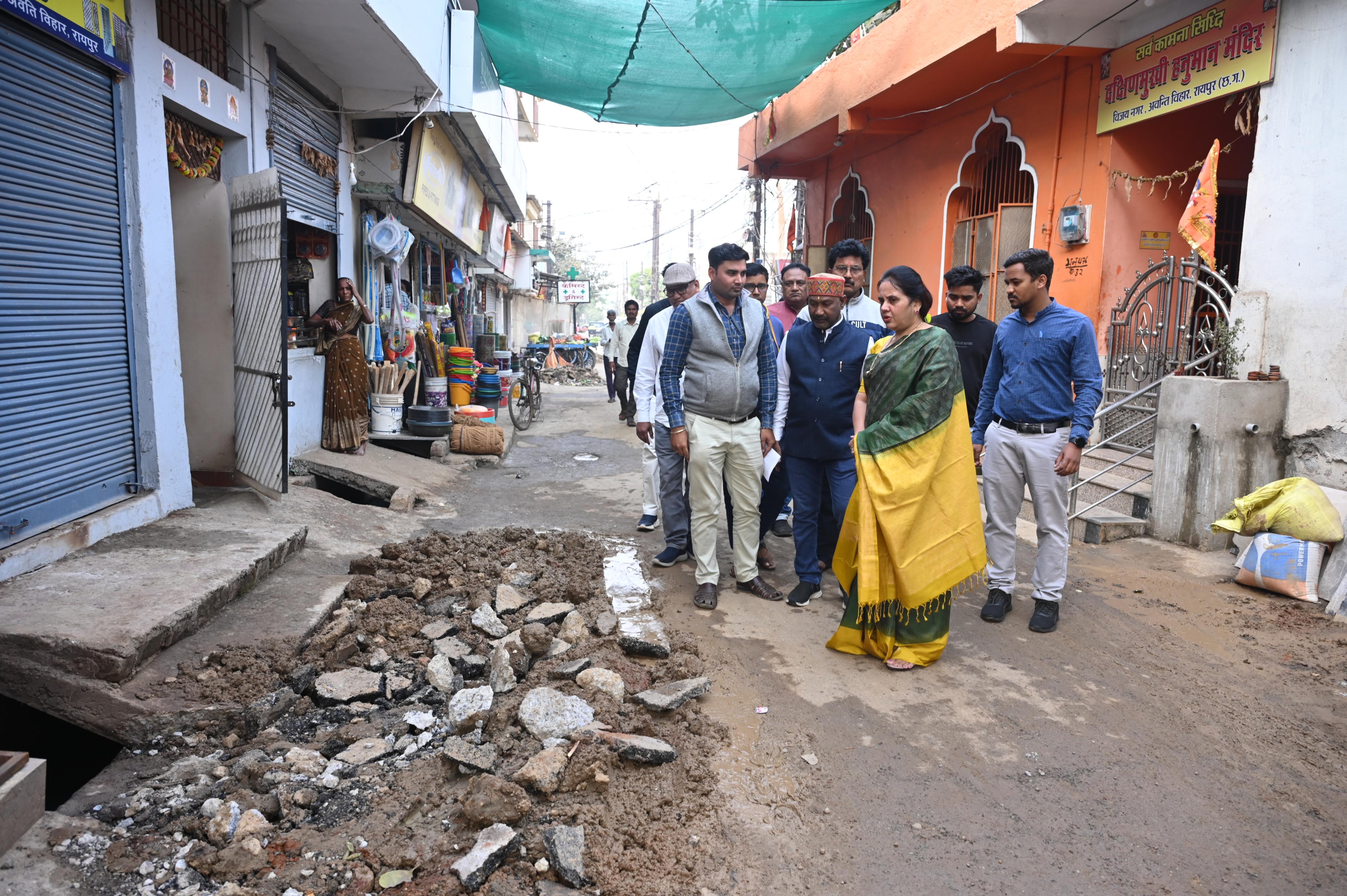 सेल्स टैक्स कॉलोनी में गन्दा पानी नलों में मिलने की जानकारी होते ही महापौर मीनल चौबे निरीक्षण हेतु पहुंचीं, सेल्स टैक्स कॉलोनी में गन्दा पानी नलों में मिलने की जानकारी होते ही महापौर मीनल चौबे निरीक्षण हेतु पहुंचीं,