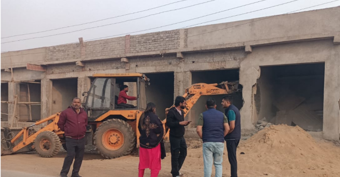 नगर निगम जोन 8 ने वार्ड 1 में अवैध रूप से निर्मित लगभग 18 दुकानों को तोड़ा नगर निगम जोन 8 ने वार्ड 1 में अवैध रूप से निर्मित लगभग 18 दुकानों को तोड़ा