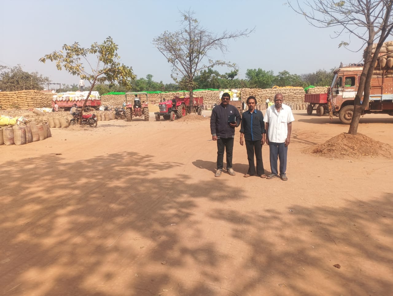 उठाव नहीं होने से धान उपार्जन केन्द्र खौली में 60 हजार कट्टा धान जाम, 25 दिन खरीदी बाकी उठाव नहीं होने से धान उपार्जन केन्द्र खौली में 60 हजार कट्टा धान जाम, 25 दिन खरीदी बाकी