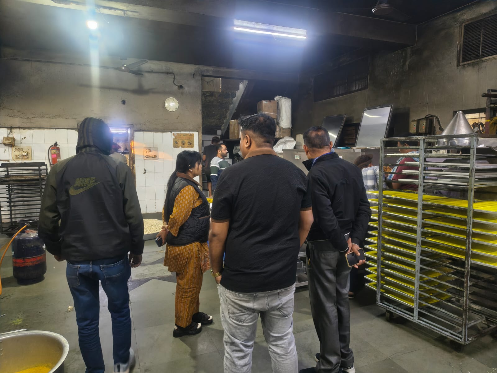 नाली को गन्दगी डालकर बाधित करने की जनशिकायत मिलने पर 10000 रूपये जुर्माना कर सुधार करने दी नोटिस नाली को गन्दगी डालकर बाधित करने की जनशिकायत मिलने पर 10000 रूपये जुर्माना कर सुधार करने दी नोटिस