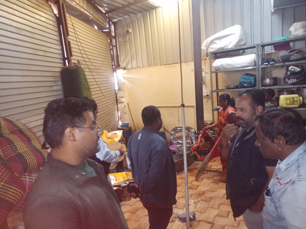 निगम जोन 10 स्वास्थ्य विभाग ने गन्दगी मिलने पर होटल गुरुकृपा राजधानी पर किया 2500 रूपये ई जुर्माना निगम जोन 10 स्वास्थ्य विभाग ने गन्दगी मिलने पर होटल गुरुकृपा राजधानी पर किया 2500 रूपये ई जुर्माना