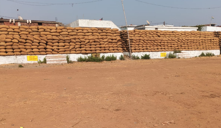 धान उपार्जन केन्द्र टेकारी में 60 हजार कट्टा धान जाम , खरीदी हेतु जगह की किल्लत धान उपार्जन केन्द्र टेकारी में 60 हजार कट्टा धान जाम , खरीदी हेतु जगह की किल्लत