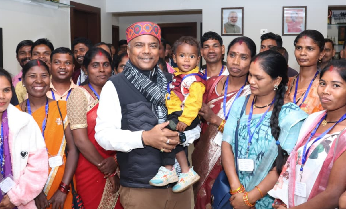 वनमंत्री केदार कश्यप से बीजापुर के पंच-सरपंचों ने की सौजन्य भेंट वनमंत्री केदार कश्यप से बीजापुर के पंच-सरपंचों ने की सौजन्य भेंट