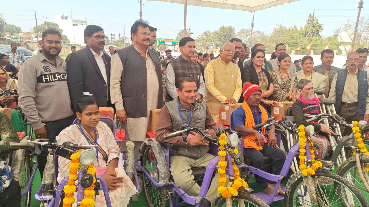 केन्द्रीय राज्य मंत्री तोखन साहू ने किया 56 दिव्यांगजनों को मोटराइज्ड ट्राइसायकल का वितरण केन्द्रीय राज्य मंत्री तोखन साहू ने किया 56 दिव्यांगजनों को मोटराइज्ड ट्राइसायकल का वितरण
