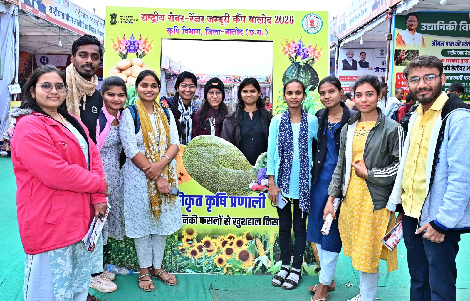 राष्ट्रीय रोवर रेंजर जंबूरी में विभिन्न विभागों द्वारा लगाए गए स्टालों का अवलोकन करने हेतु बड़ी संख्या में पहुंच रहे है लोग राष्ट्रीय रोवर रेंजर जंबूरी में विभिन्न विभागों द्वारा लगाए गए स्टालों का अवलोकन करने हेतु बड़ी संख्या में पहुंच रहे है लोग