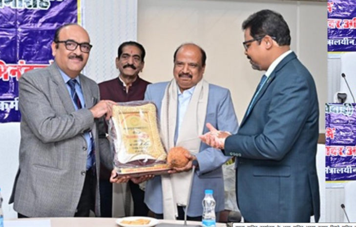 मुख्य सचिव कार्यालय के अवर सचिव अरूण कुमार हिंगवे सहित दफ्तरी खुमान सिंह और कन्हैया लाल को सेवानिवृत्त होने पर दी गई विदाई मुख्य सचिव कार्यालय के अवर सचिव अरूण कुमार हिंगवे सहित दफ्तरी खुमान सिंह और कन्हैया लाल को सेवानिवृत्त होने पर दी गई विदाई