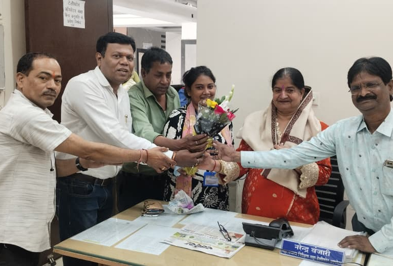 नगर निगम वित्त विभाग सहायक ग्रेड 2 कुसुम शर्मा सेवानिवृत्त होने पर कर्मचारियों द्वारा सम्मानित नगर निगम वित्त विभाग सहायक ग्रेड 2 कुसुम शर्मा सेवानिवृत्त होने पर कर्मचारियों द्वारा सम्मानित