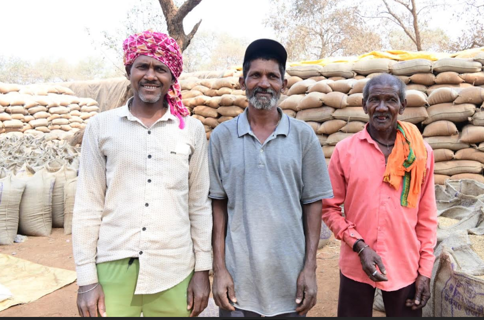 खरीदी महाभियान के अंतिम दिन धान उपार्जन केन्द्रों में रही रौनक खरीदी महाभियान के अंतिम दिन धान उपार्जन केन्द्रों में रही रौनक