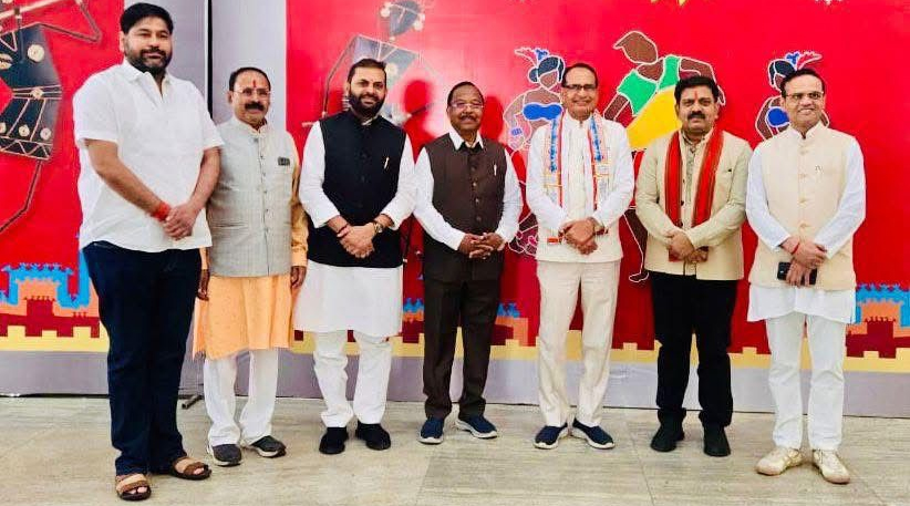 केंद्रीय मंत्री चौहान राजधानी पहुँचे, विमानतल पर शर्मा व नेताम सहित भाजपा नेताओं ने स्वागत किया केंद्रीय मंत्री चौहान राजधानी पहुँचे, विमानतल पर शर्मा व नेताम सहित भाजपा नेताओं ने स्वागत किया