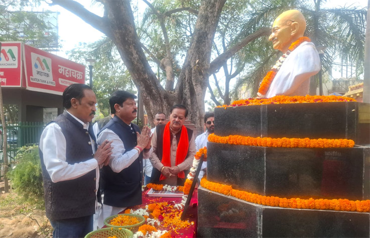 महात्मा गाँधी को 78वें निर्वाण दिवस पर छग राज्य नागरिक आपूर्ति निगम के अध्यक्ष ने किया नमन महात्मा गाँधी को 78वें निर्वाण दिवस पर छग राज्य नागरिक आपूर्ति निगम के अध्यक्ष ने किया नमन