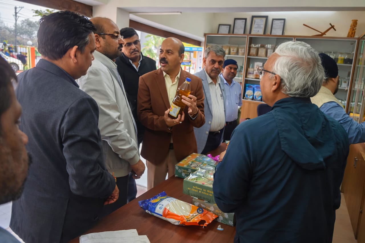 भारतीय कृषि अनुसंधान परिषद के महानिदेशक ने आईजीकेवी उत्पाद विक्रय काउंटर का किया अवलोकन भारतीय कृषि अनुसंधान परिषद के महानिदेशक ने आईजीकेवी उत्पाद विक्रय काउंटर का किया अवलोकन