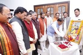 संत रविदास जी की जयंती के अवसर पर उनके छायाचित्र पर पुष्पांजलि अर्पित संत रविदास जी की जयंती के अवसर पर उनके छायाचित्र पर पुष्पांजलि अर्पित