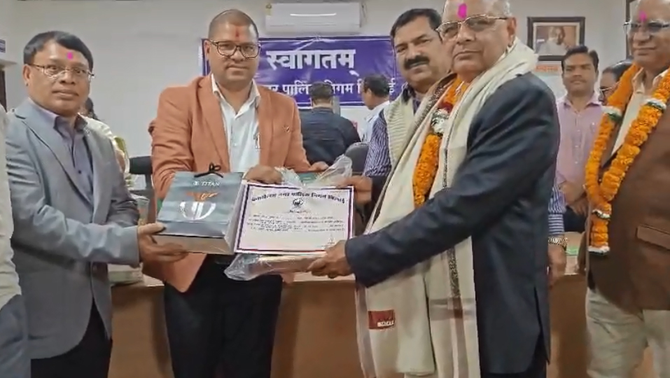 नगर निगम भिलाई से 8 अधिकारी एवं कर्मचारी हुए सेवानिवृत्त नगर निगम भिलाई से 8 अधिकारी एवं कर्मचारी हुए सेवानिवृत्त