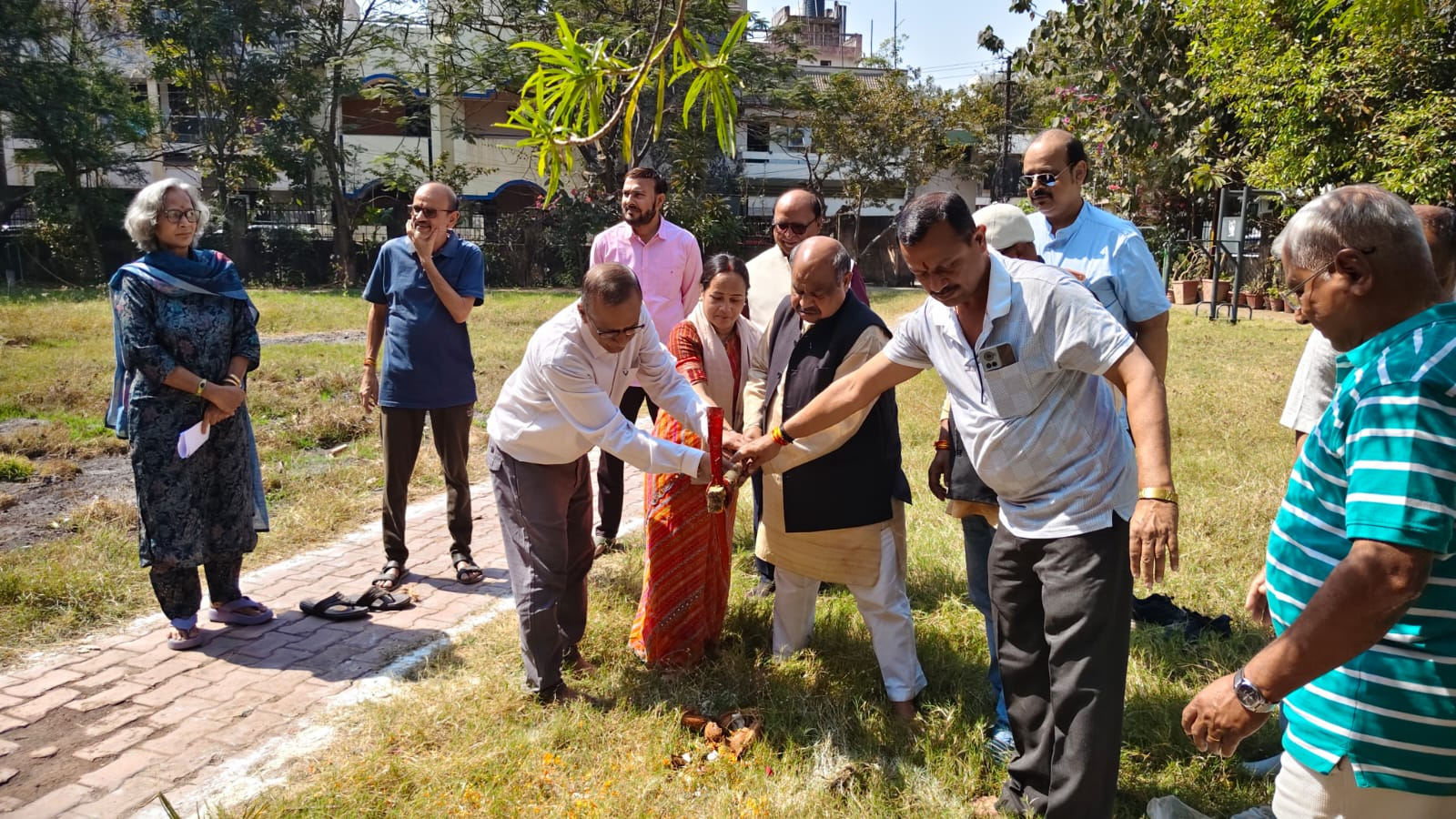 रायपुर उत्तर विधायक पुरंदर मिश्रा ने उद्यान सौंदर्यीकरण के लिए किया भूमिपूजन रायपुर उत्तर विधायक पुरंदर मिश्रा ने उद्यान सौंदर्यीकरण के लिए किया भूमिपूजन