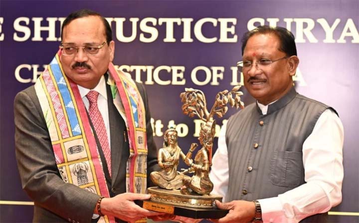 मुख्यमंत्री साय ने भारत के मुख्य न्यायाधीश न्यायमूर्ति सूर्यकांत का किया आत्मीय स्वागत मुख्यमंत्री साय ने भारत के मुख्य न्यायाधीश न्यायमूर्ति सूर्यकांत का किया आत्मीय स्वागत