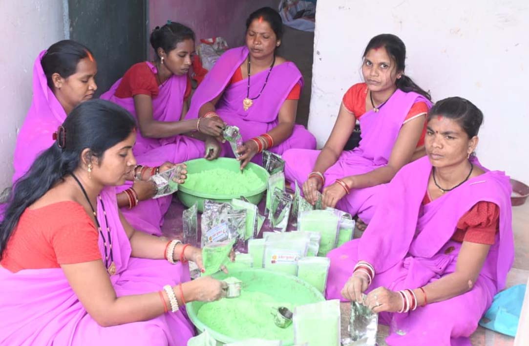 इस बार प्राकृतिक रंगों से रंगीन होगी होली : स्व सहायता समूह की महिलाएं कर रही है प्राकृतिक गुलाल का निर्माण इस बार प्राकृतिक रंगों से रंगीन होगी होली : स्व सहायता समूह की महिलाएं कर रही है प्राकृतिक गुलाल का निर्माण