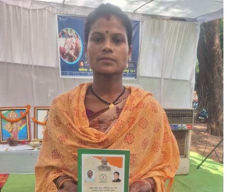 संताय पोटाई को शिविर में ही मिला नया राशन कार्ड संताय पोटाई को शिविर में ही मिला नया राशन कार्ड