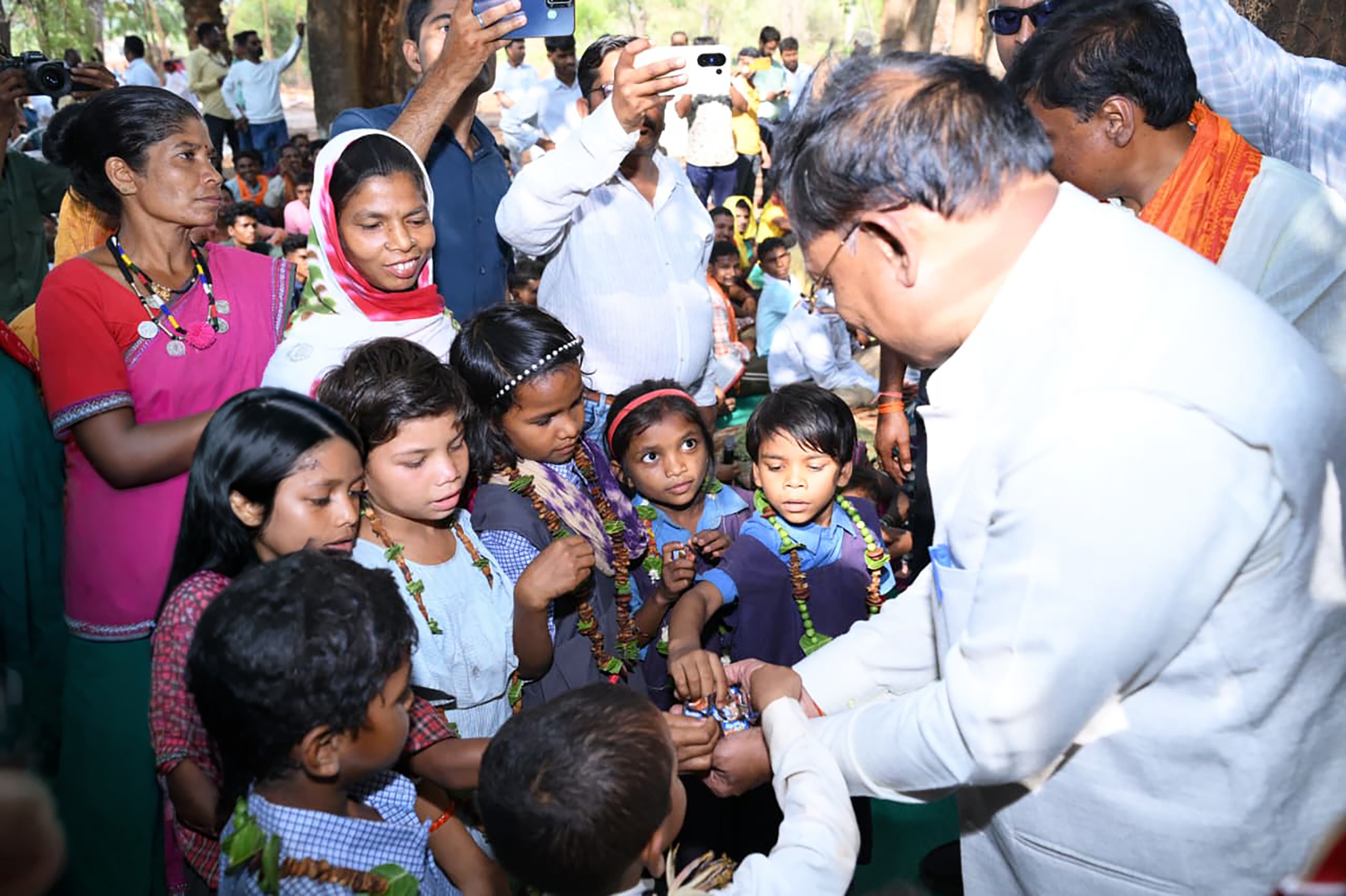 मुख्यमंत्री ने अबूझमाड़ के गारपा में बच्चों और महिलाओं से किया आत्मीय संवाद मुख्यमंत्री ने अबूझमाड़ के गारपा में बच्चों और महिलाओं से किया आत्मीय संवाद