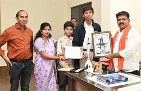 इसरो के युविका कार्यक्रम के लिए चयनित अभिषेक से मिले उप मुख्यमंत्री विजय शर्मा, दी शुभकामनाएं इसरो के युविका कार्यक्रम के लिए चयनित अभिषेक से मिले उप मुख्यमंत्री विजय शर्मा, दी शुभकामनाएं