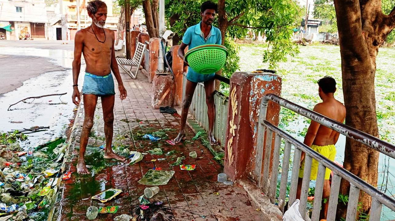 महराजबंध तालाब के किनारे अवैध कब्जे बंद, तालाब को पाटने या अवैध कब्जे पर होगी दण्डात्मक कार्यवाही महराजबंध तालाब के किनारे अवैध कब्जे बंद, तालाब को पाटने या अवैध कब्जे पर होगी दण्डात्मक कार्यवाही