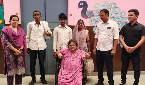 दो साल बाद बेटा देख खुश हुए माॅ, प्राधिकरण की प्रभारी सचिव की समझाइश के बाद माॅ को घर लाने बेटे हुए सहमत दो साल बाद बेटा देख खुश हुए माॅ, प्राधिकरण की प्रभारी सचिव की समझाइश के बाद माॅ को घर लाने बेटे हुए सहमत