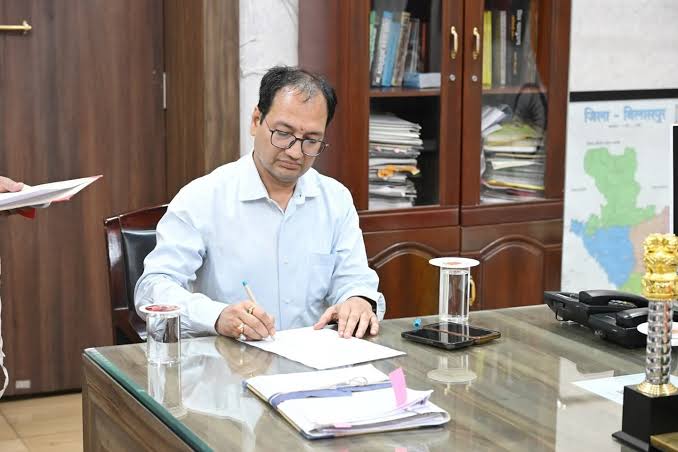 लगातार बारिश के मद्देनजर कलेक्टर संजय अग्रवाल ने अधिकारियों को दिए फील्ड में रहने के निर्देश लगातार बारिश के मद्देनजर कलेक्टर संजय अग्रवाल ने अधिकारियों को दिए फील्ड में रहने के निर्देश