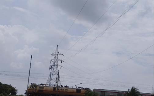हॉट-लाइन तकनीक से चालू रेलवे ट्रैक के ऊपर खींची गई 220 केवी लाइन हॉट-लाइन तकनीक से चालू रेलवे ट्रैक के ऊपर खींची गई 220 केवी लाइन