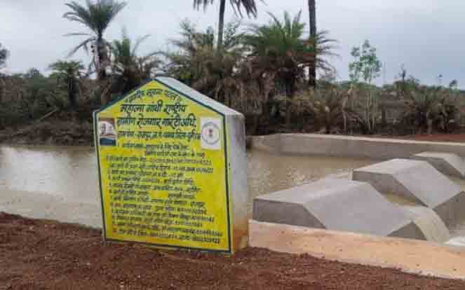 जल संरक्षण से बदली किसानों की तस्वीर, राजपुर का सामुदायिक चेक डेम बना ग्रामीण समृद्धि का मॉडल जल संरक्षण से बदली किसानों की तस्वीर, राजपुर का सामुदायिक चेक डेम बना ग्रामीण समृद्धि का मॉडल
