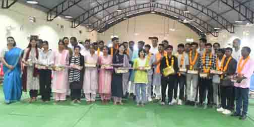 छू लो आसमान के सफल विद्यार्थियों का वन मंत्री केदार कश्यप ने किया सम्मान छू लो आसमान के सफल विद्यार्थियों का वन मंत्री केदार कश्यप ने किया सम्मान