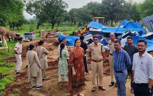 बुलडोजर चलाकर शासकीय घास भूमि से हटाया गया अतिक्रमण बुलडोजर चलाकर शासकीय घास भूमि से हटाया गया अतिक्रमण