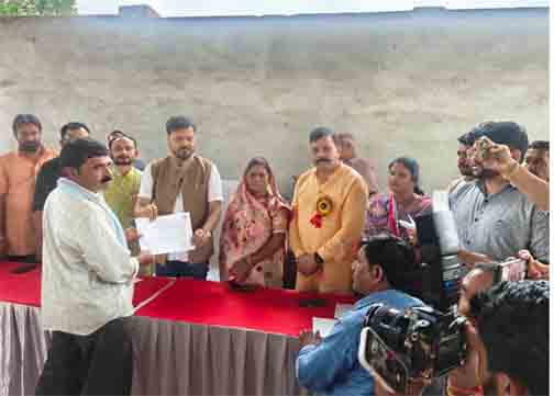धरसीवां तहसील में स्वामित्व योजना के तहत हितग्राहियों को मिले अधिकार पत्र धरसीवां तहसील में स्वामित्व योजना के तहत हितग्राहियों को मिले अधिकार पत्र