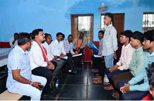 छात्रावासी बच्चों के बीच पहुंचे उप मुख्यमंत्री विजय शर्मा छात्रावासी बच्चों के बीच पहुंचे उप मुख्यमंत्री विजय शर्मा