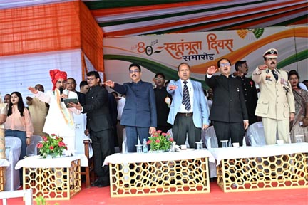 केंद्रीय राज्यमंत्री तोखन साहू ने किया ध्वजारोहण केंद्रीय राज्यमंत्री तोखन साहू ने किया ध्वजारोहण